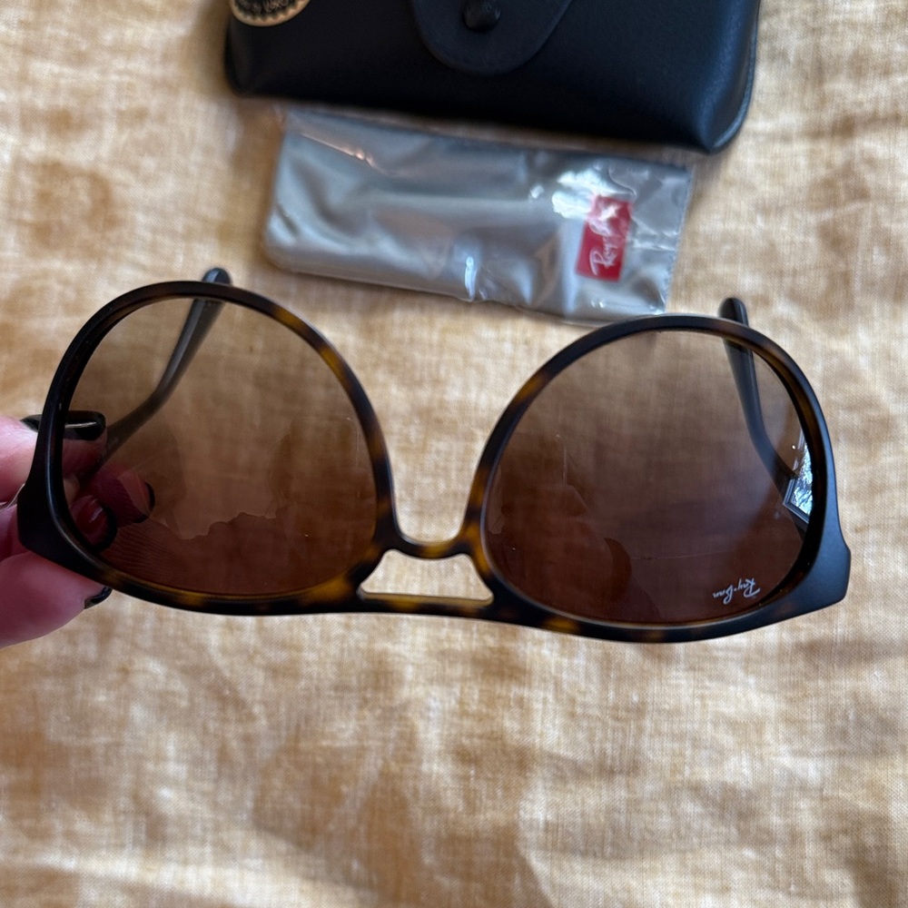 Ray-Ban Brown Gradient Lens Sunglasses with Black Case - Picture 11 of 16